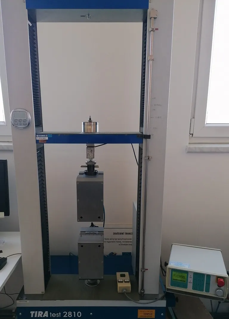 TIRA test 2810 tensile testing machine in the TOMATEX laboratory
